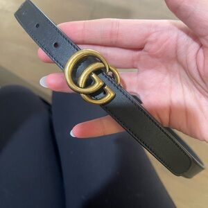 Womens size 85 Gucci Black Leather Belt with Gold GG Buckle - Barely worn